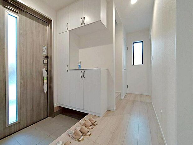 【玄関】白を基調にした、明るくて清潔感ある玄関。
便利な下駄箱収納付きです♪
散らかりがちな玄関もすっきり片付きます。
急な来客時でも安心ですね♪