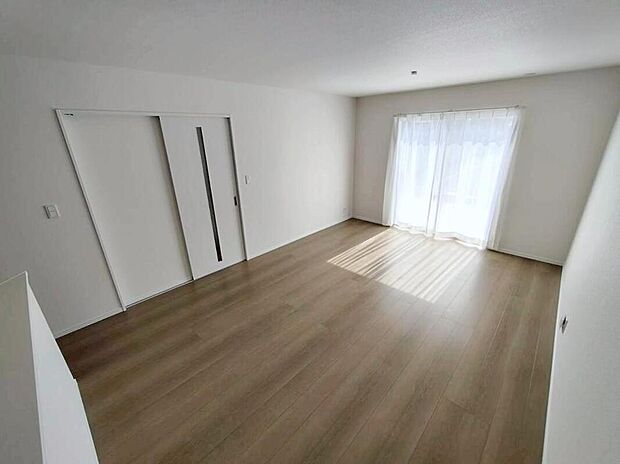 【リビング】B号棟
明るい雰囲気が心地いい約16帖のリビング♪
採光良好です!
家族団らんの時間も増えそうなくつろぎの場所になりそう♪