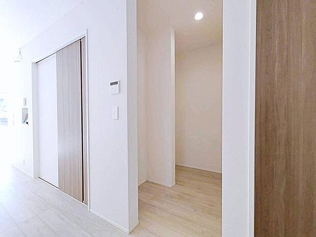 【収納】1号棟
各居室に収納を設けました!
お洋服をたくさんお持ちの方でもたっぷり収納できます。
お部屋を最大限広くご活用いただけます♪