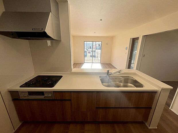 【キッチン】収納力豊富なシステムキッチン。
大型スライド収納付きで、すっきり片付けやすいキッチンです。
隣には収納スペースがあり、パントリーとして使っても良いですね♪
床下収納もついています♪