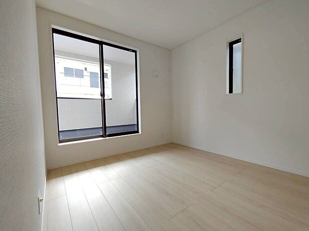 【リビング以外の居室】3号棟
バルコニーに直接アクセスできる居室です!
室内の空気を効率よく入れ替えることができ、夏場や湿気の多い時期には便利です♪