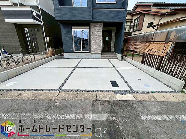 【駐車場】駐車スペース
余裕をもって並列に2台駐車ができる広々とした駐車スペース。
玄関そばに駐車スペースがございますので、まとめ買いをした際にも運ぶのが簡単です!