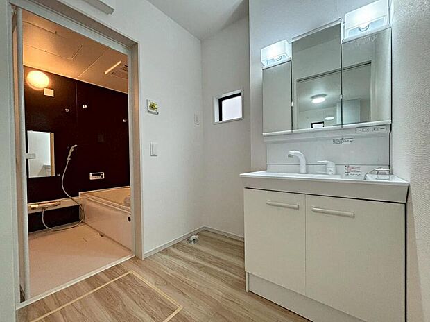 【洗面台・洗面所】2号棟
暮らしを快適にする三面鏡仕様の洗面化粧台。
収納力と機能性に優れた使いやすい設備で、忙しい朝の身支度もスムーズに♪