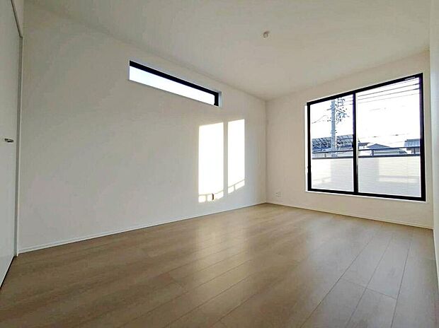 【リビング以外の居室】バルコニーに直接アクセスできる居室です!
室内の空気を効率よく入れ替えることができ、夏場や湿気の多い時期には便利です♪