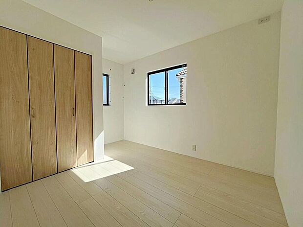 【リビング以外の居室】3号地
2面採光を施した為、晴れの日の日中はいつも明るい室内に。
窓を開放すれば気持ちの良い風が入り込んできます。