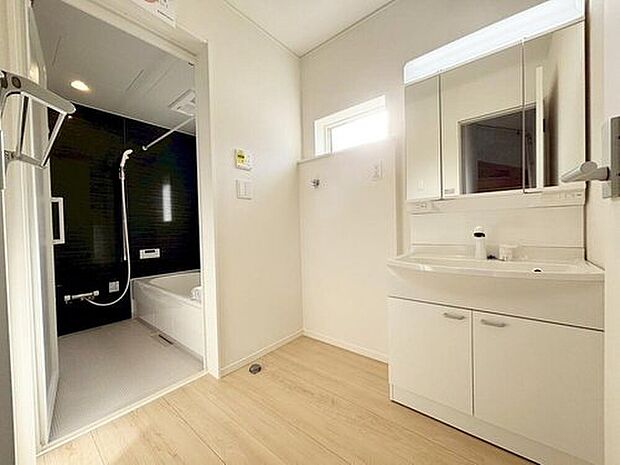 【洗面台・洗面所】暮らしを快適にする三面鏡仕様の洗面化粧台。
収納力と機能性に優れた使いやすい設備で、忙しい朝の身支度もスムーズに♪