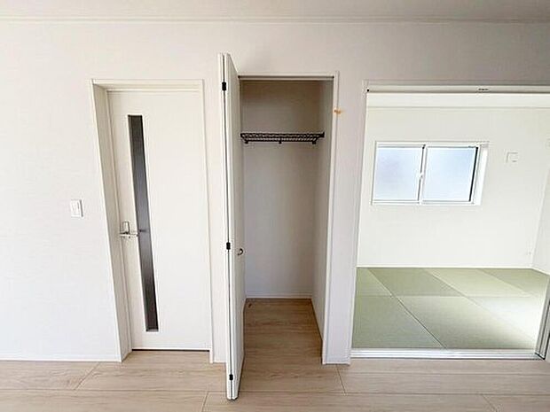 【収納】リビングに収納スペースを設けました♪
物が散らかりにくく、急な来客時でも安心ですね♪
家族みんなが使いやすい収納になりそう♪