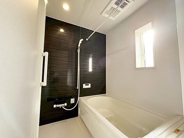 【浴室】1坪以上広さを設けた浴室で、ゆったりバスタイム♪
お子様と一緒に入るにも充分な広さです。
一日の疲れを癒せます♪