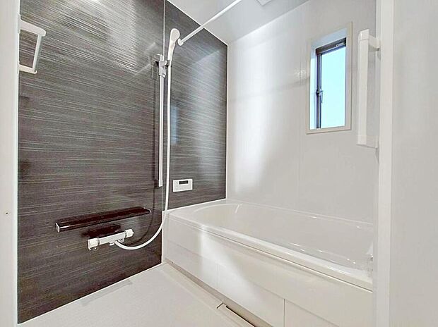 【浴室】1号棟
１坪以上広さを設けた浴室で、ゆったりバスタイム♪
お子様と一緒に入るにも充分な広さです。
一日の疲れを癒せます♪