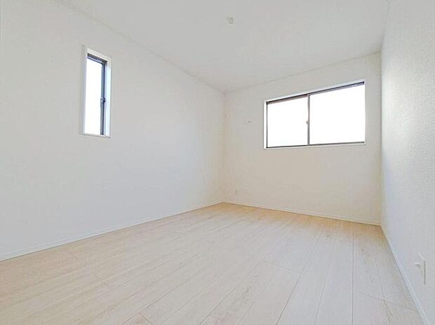 【リビング以外の居室】1号棟
全居室に二面採光を施したので、晴れの日の日中はいつも明るい室内になります♪
窓を開放すれば気持ちの良い風が入り込んできます。
いつも新鮮な空気の中で生活できます♪