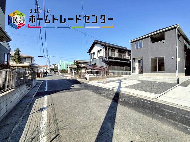 【現地外観写真】前面は、西側約６．０１～６．０４ｍの道路です。
車通りが少なく、駐車も落ち着いて行える環境になっています。
舗装されている道路なので、ベビーカーなどで通っても安心ですね♪