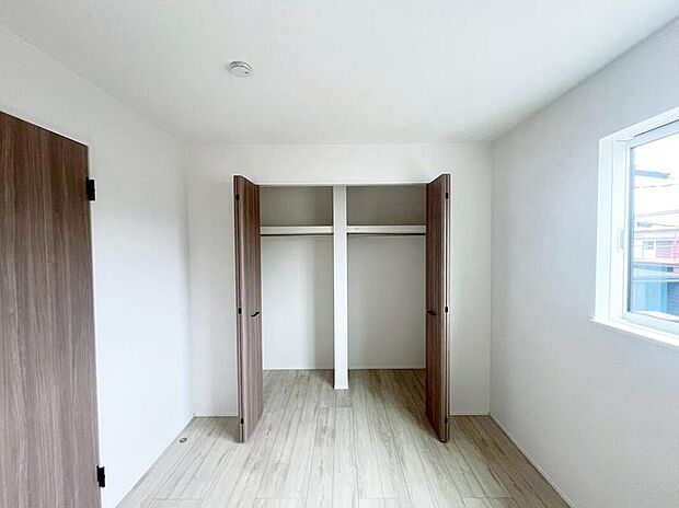 【収納】１号棟
各居室に収納を設けました！
お洋服をたくさんお持ちの方でもたっぷり収納できます。
お部屋を最大限広くご活用いただけます♪