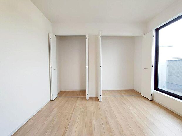 【収納】1号棟
各居室に収納スペースを設けました!
お洋服をたくさんお持ちの方でもたっぷり収納できます。
お部屋を最大限広くご活用いただけます♪