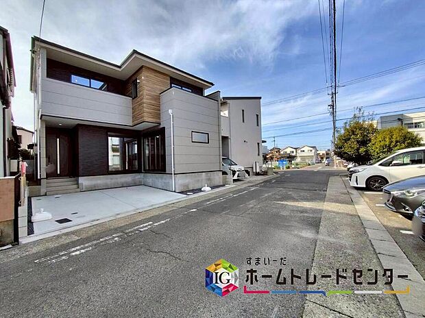 【前面道路含む現地写真】前面は、交通量の少ない東側約6mの公道です。
ゆとりがあり、駐車も落ち着いて行える
環境になっています。