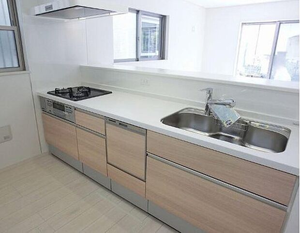 【キッチン】見栄えもよくお手入れもスムーズに出来ます。豊富な収納力もございますので、キッチンスペースをスッキリとお使い頂けそうです。