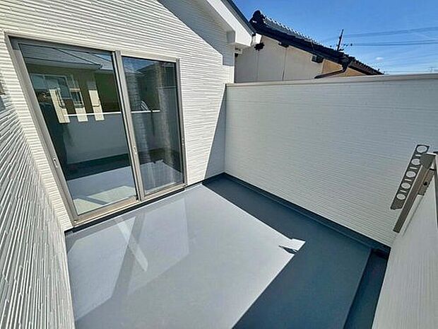 【バルコニー】南西向きで日当たり良好な広々バルコニー!
洗濯物が気持ちよく乾きそうですね。
毎日のお洗濯が楽しくなりそう♪
リフレッシュ空間としても良さそうですね♪