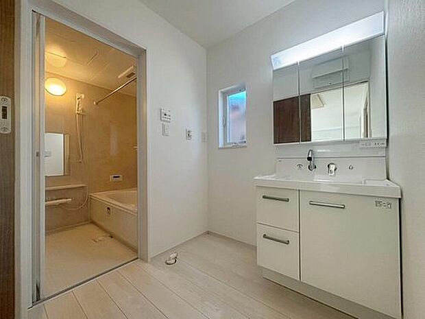 【洗面台・洗面所】暮らしを快適にする三面鏡仕様の洗面化粧台。
収納力と機能性に優れた使いやすい設備で、忙しい朝の身支度もスムーズに♪