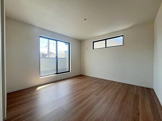 【リビング以外の居室】バルコニーに直接アクセスできる居室です!
全居室に二面採光を施した為、晴れの日の日中はいつも明るい室内に。
窓を開放すれば、気持ちの良い風が入り込んできます。