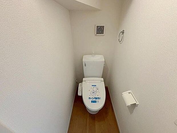 【トイレ】清潔なトイレ空間を維持するために、
汚れが付きにくく掃除も楽にできる便器です。
１階２階ともにウォシュレット付きのトイレとなっております。
