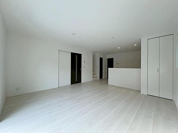 【リビング】1号棟
明るい雰囲気が心地いい18帖のリビング♪
採光良好です!
家族団らんの時間も増えそうなくつろぎの場所になりそう♪