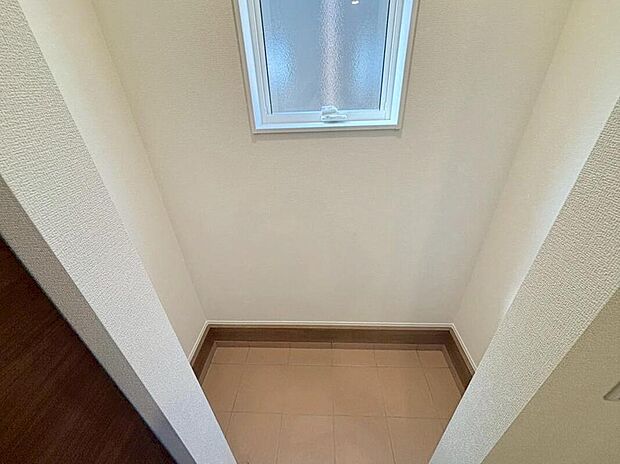 【収納】3号棟 シューズインクローク
靴だけでなく季節外の靴やアウトドア用品などもまとめて収納できます。
棚を設置しても良いですね♪
玄関がスッキリ片付きます♪