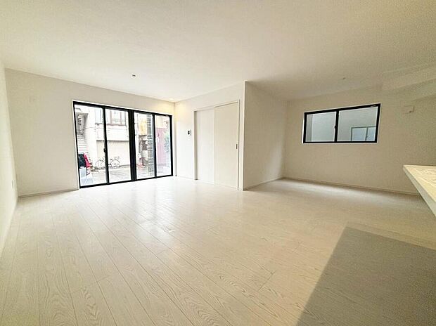 【リビング】１号棟
陽光ふりそそぐ明るい２２．１帖のリビング。
対面式キッチンは、家事をしながら家族の様子が一目でわかる安心＆便利設備♪