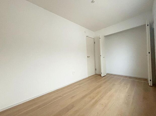 【収納】2号棟
家族一人一人の大切なプライベート空間。
趣味に合わせて使って頂けるようシンプルに仕上げてあります。
暮らし心地を大きく左右する収納を、適材適所に配置し使い勝手を考慮しました。