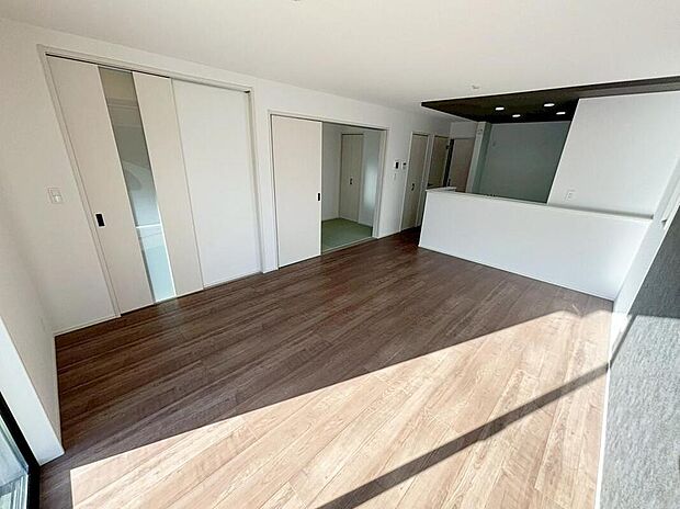 【リビング】施工例
明るい雰囲気が心地いい１６帖のリビング♪　
採光良好です！　
家族団らんの時間も増えそうなくつろぎの場所になりそう♪