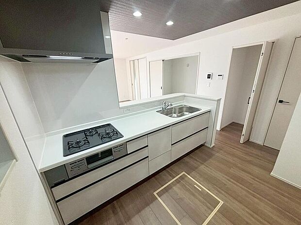 【キッチン】施工例
収納力豊富なシステムキッチン。
大型スライド収納付きで、すっきり片付けやすいキッチンです。
床下収納もついています♪