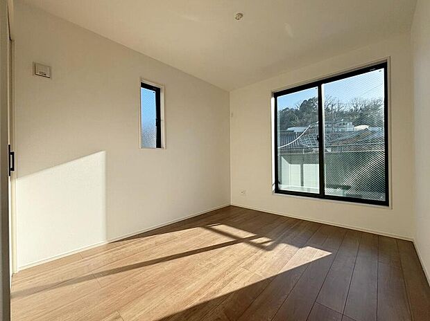 【リビング以外の居室】施工例
バルコニーに直接アクセスできる居室です♪
室内の空気を効率よく入れ替えることができ、夏場や湿気の多い時期には便利です♪