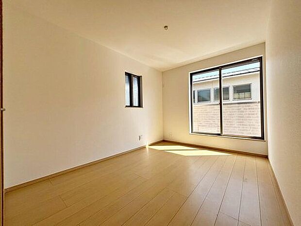 【リビング以外の居室】B号棟
２面採光を施した為、晴れの日の日中はいつも明るい室内に。
窓を開放すれば気持ちの良い風が入り込んできます。　