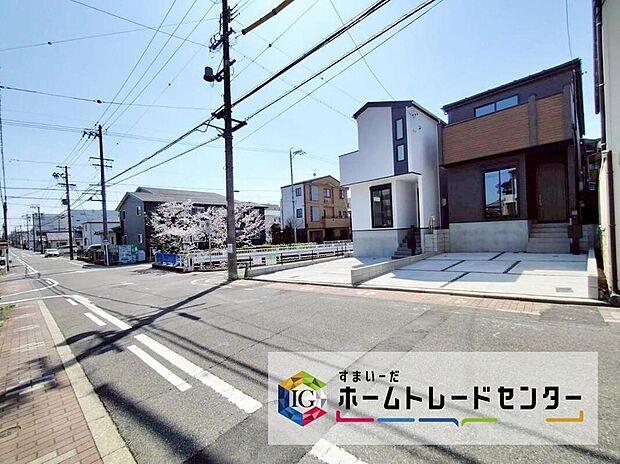 【前面道路含む現地写真】ご案内可能です♪城北小学校まで徒歩４分！光と風を呼び込む全室南向きの全２棟☆並列２台駐車可能♪