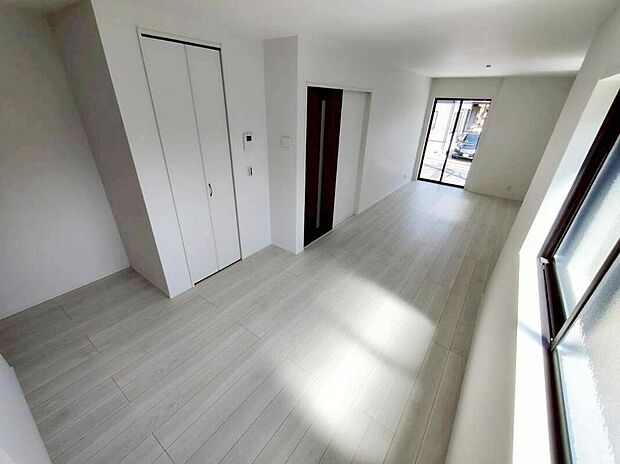 【リビング】1号棟
陽光ふりそそぐ明るい19.3帖のリビング。
対面式キッチンは、家事をしながら家族の様子が一目でわかる安心&便利設備♪