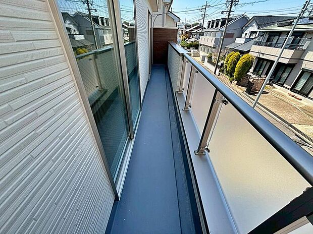 【バルコニー】日当たり良好なワイドバルコニー♪
家族分の洗濯物もしっかり干せます♪
お洗濯だけでなく、ちょっとしたリラックスできる空間になりそうです☆