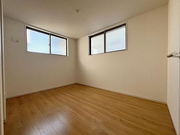 【リビング以外の居室】二面採光を施した為、晴れの日の日中はいつも明るい室内に。
窓を開放すれば、気持ちの良い風が入り込んできます。