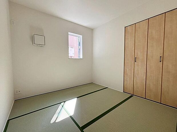【収納】２号棟　ストレージルーム
居室としても使えて便利な、５帖の和室ストレージルーム♪
収納スペースも充実！
窓を開放すれば気持ちの良い風が入り込んできます。
新鮮な空気の中で生活できます。