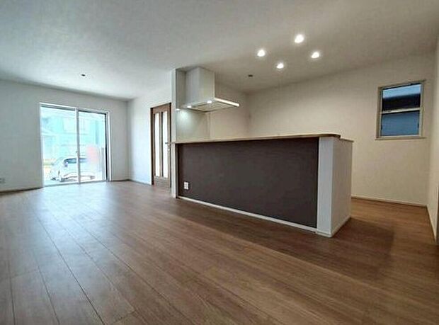 【リビング】2号棟
明るい雰囲気が心地いい17.1帖のリビング♪
採光良好です!
家族団らんの時間も増えそうなくつろぎの場所になりそう♪