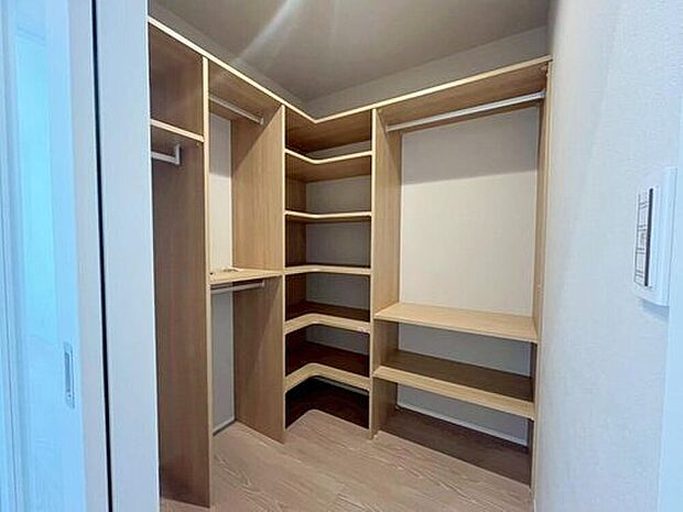 【【ファミリークローク】】廊下にファミリークロークを設けました♪
収納力が高く、服以外の小物も収納可能です♪
リビングや居室に服や物が散乱することも減ります♪