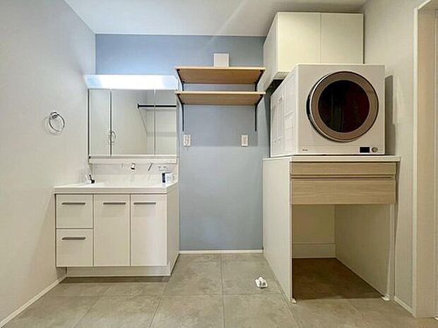 【【三面鏡仕様の洗面化粧台】】暮らしを快適にする三面鏡仕様の洗面化粧台。
収納力と機能性に優れた使いやすい設備で、忙しい朝の身支度もスムーズに♪