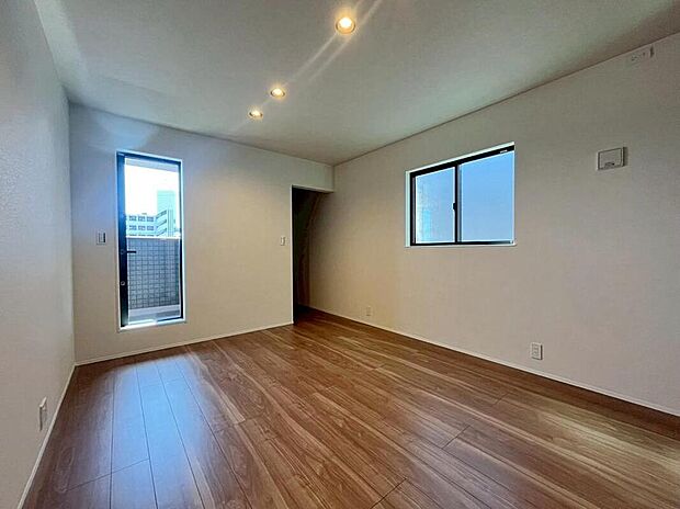 【リビング以外の居室】４号地
バルコニーに直接アクセスできる居室です！
室内の空気を効率よく入れ替えることができ、夏場や湿気の多い時期には便利です♪