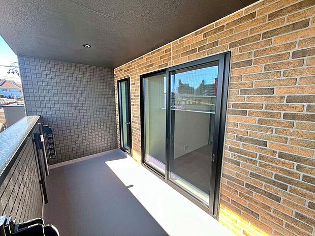 【バルコニー】４号地
雨の日も洗濯物が濡れる心配のないインナーバルコニー♪
南向きで日当たり良好です♪
２部屋から出入り出来て大変便利です。
お洗濯だけでなく、ちょっとしたリラックスできる空間にもなりそうです☆