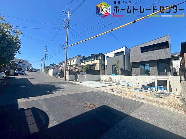 【前面道路含む現地写真】前面は、交通量の少ない南側約８．０ｍの道路です。
ゆとりがあり、駐車も落ち着いて行える環境になっています。
舗装されているので、ベビーカーや自転車で通っても快適に通行できます。