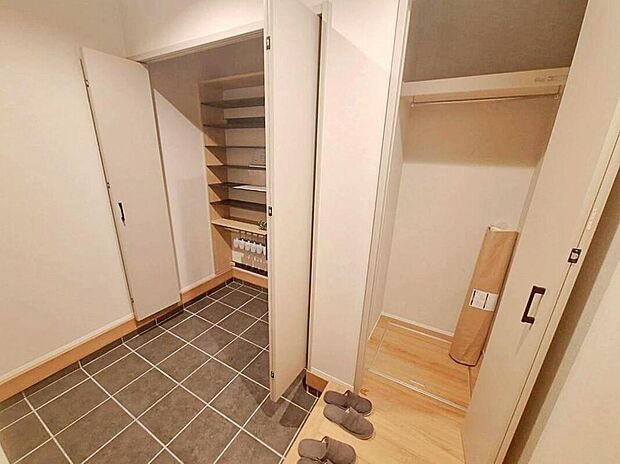 【収納】1号地 廊下収納
玄関前の廊下にクローゼットを設けました!
帰宅時にすぐにコートなどを収納することが出来て便利です♪
部屋がいつでもスッキリ片付きます♪