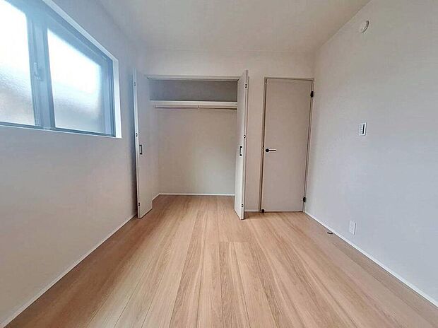 【リビング以外の居室】1号地
採光良好な為、晴れの日の日中はいつも明るい室内に。
窓を開放すれば、気持ちの良い風が入り込んできます。
収納スペースも充実!