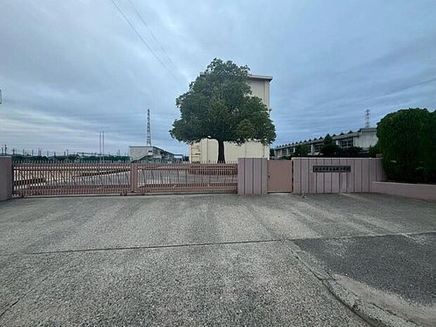 春日井市立南城中学校(約1,100m)