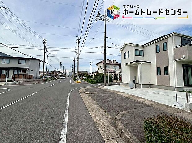 【前面道路含む現地写真】前面は、北側約6m・西側約16mの道路です。
ゆとりがあり、静かな環境の為、駐車も落ち着いて行えます。
お問い合わせはお気軽に♪