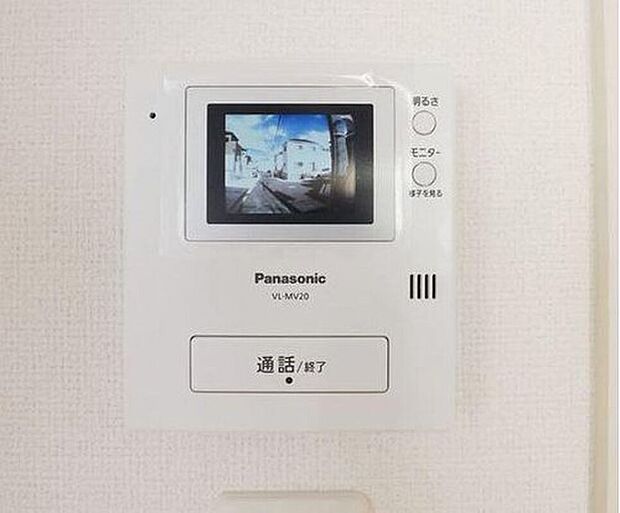 【インターホン】室内にいながら来訪者の様子を確認できるTVモニター付きインターホン。お子様のお留守番時にも安心です。