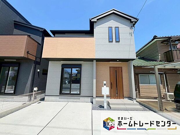 【現地外観写真】小牧市第３藤島　全２棟（写真２号棟）
南西側道路に面しており日当たり良好の邸宅です。
洗濯物はカラッと乾き、日中は照明要らずの明るい室内に♪