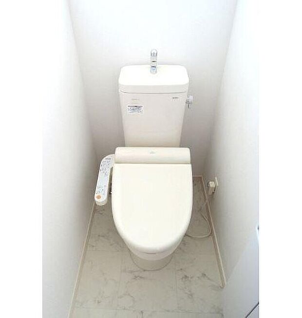 【トイレ】温水洗浄便座付きのトイレを採用。快適性と清潔感に配慮された設備で、毎日をより心地よく過ごせます。お手入れもしやすく、家族みんなに嬉しい仕様です。
