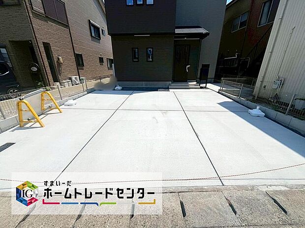 【駐車場】並列３台駐車可能なスペースを確保しました☆
来客時やセカンドカー用にされてもいいですね♪
交通量が少なく、ゆとりをもって駐車できます。
駐車が必要ないスペースは他の用途多数！